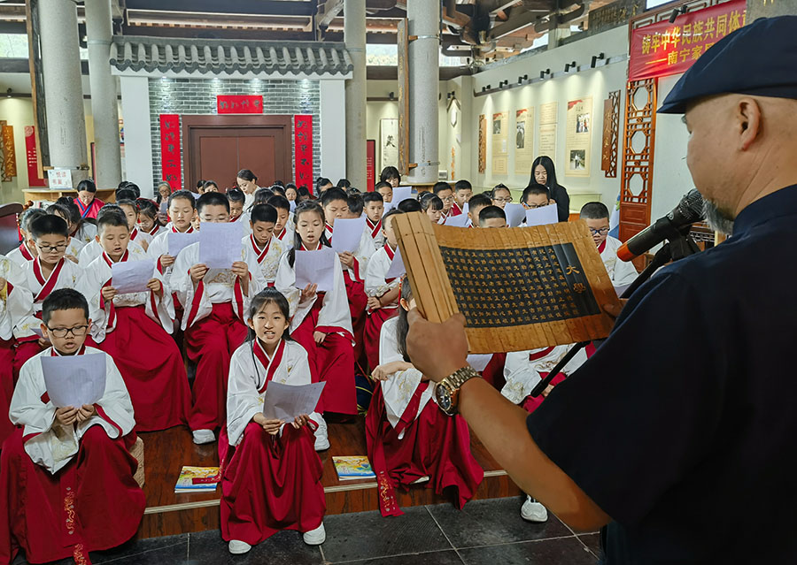 南宁市妇联积极培育社会主义家庭文明新风尚
                        南宁市妇联积极培育社会主义家庭文明新风尚